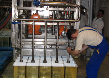Filling machine for dispensing and filling cheese, produced by ultrafiltration or other technologies directly in sales packages
